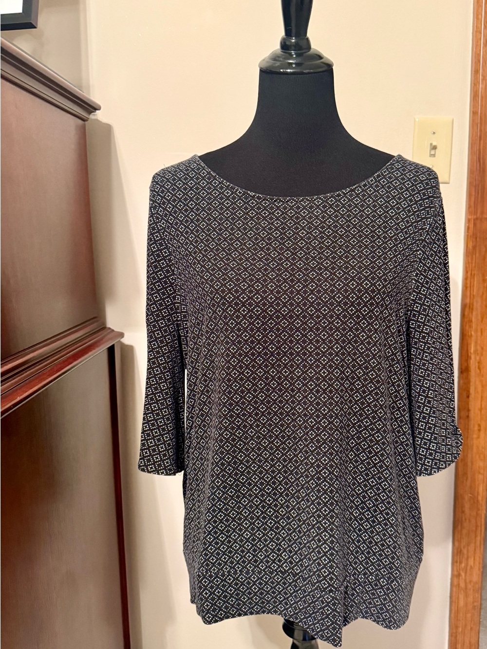 Chico's Black and White Geometric 3/4 Sleeve Top Size 2